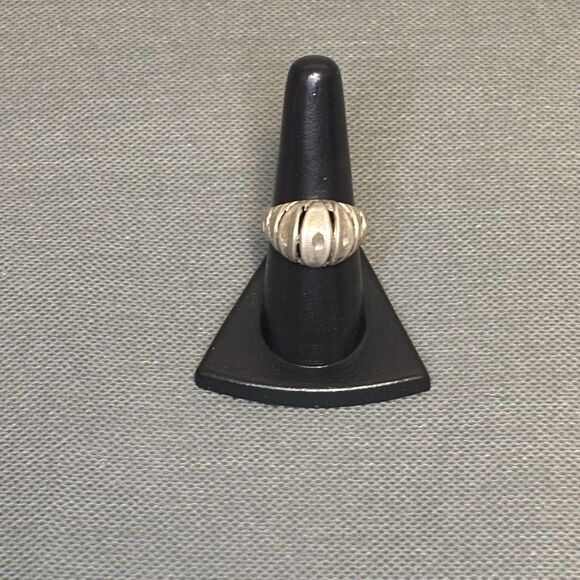 VINTAGE Ribbed Domed Ring Sterling Silver Size 8 1/2 - Picture 1 of 10